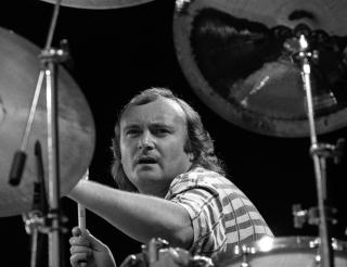 Kalv�ya: 
Phil Collins p� scenen under konserten p� Kalv�yafestivalen. Foto: Morten Hvaal.