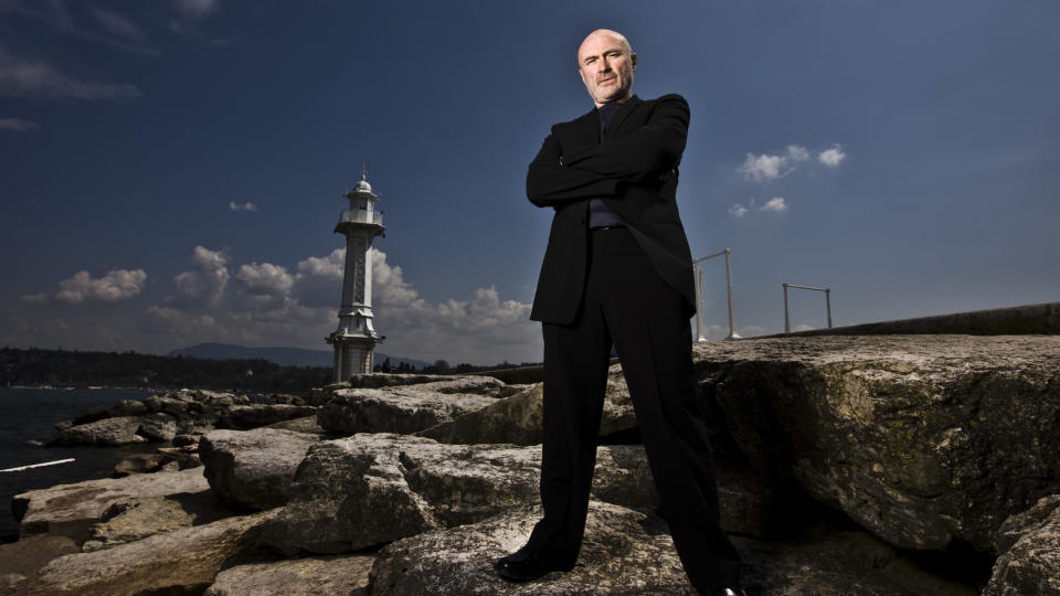 Gammel genever: Phil Collins hjemme i Geneve. Han har bodd ved Genevesj�en de siste 15 �ra. - Det er ikke s�nn at du m�ter P. Diddy p� fest og lager en sang sammen, sier han. - Men jeg vet ikke om det er s�nn andre steder, heller.