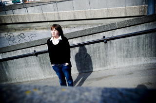 KJEMPER FOR HUNDREVIS: ME-syke Anne May Eknes (34) kjemper i retten for at hun og hundrevis av andre som fikk ME etter meningokokk B-vaksina skal få erstatning. Foto: Thomas Rasmus Skaug / Dagbladet KJEMPER FOR HUNDREVIS: ME-syke Anne May Eknes (34) kjemper i retten for at hun og hundrevis av andre som fikk ME etter meningokokk B-vaksina skal få erstatning. Foto: Thomas Rasmus Skaug / Dagbladet