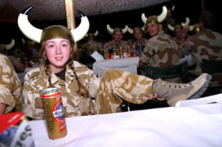 BERNIE THE BRIT: Den britiske korporalen Bernie Briggs er her fotografert av Forsvaret under vikingfesten i Irak i 2004. Foto: Forsvaret
