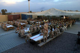 ALIIERT FEST: Her er 200 vikinger samlet til fest i Irak. Dette var de norske styrkenes m�te � feire sammen med allierte fra Storbritannia, Danmark, Nederland, Tsjekkia og New Zealand. Foto: Forsvaret
