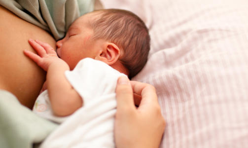 Morsmelk er den beste næringen for din baby, men visste du at du bør gi tilskudd i tillegg til dette? FOTO: iStockphoto.com/Goldmund Lukic