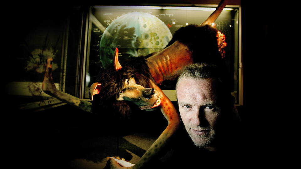 SOKKESTJELER: Den sokkestjelende m�nekameleonen er en av de mange ytterst truende dyrearter som befolker Jo Nesb�s Doktor Proktor-univers. N� stilles b�de den og en rekke andre skumle skapninger ut p� Zoologisk museum i Oslo. Forfatteren selv er forel�pig ikke-museal og i full gang med en ny Harry Hole-roman som utkommer neste �r, muligens allerede sommerstid. 
Alle foto: Bj�rn Langsem