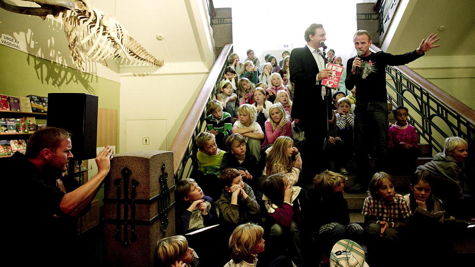 FORSNAKKET SEG: Jo Nesb� lanserte den nye Doktor Proktor-boka med �pning av en ny utstilling p� Zoologisk Museum, og to skoleklasser til stede. Der ble han grepet av stemningen og ga fansen et spontant l�fte om en fjerde Doktor Proktor-bok. Foto : Bj�rn Langsem/DAGBLADET.