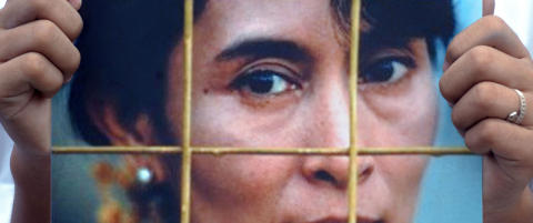 - Vil l�slate Aung San Suu Kyi