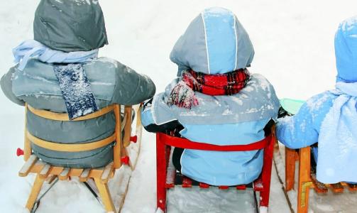 KLEDD FOR LEK: Det er viktig at barnet kan bevege seg i dressen, og at den ikke er for stor, tung, stiv eller varm. FOTO: Istockphoto.com