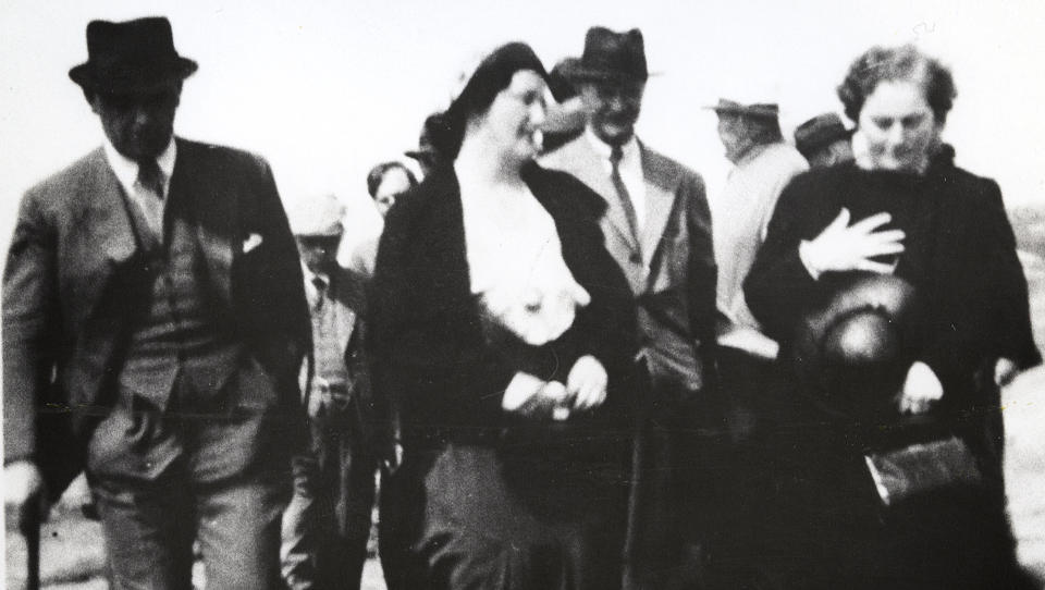 RETSSAK: Bildet viser Ingeborg K�ber (til h�re i bildet) p� �stedsgranskning i forbindelse med rettslige forunders�kelser i 1936. K�ber ble stilt for retten etter at faren druknet, p� samme tidspunkt som hun hadde forutsagt ett �r tidligere. Foto: FRA BOKA