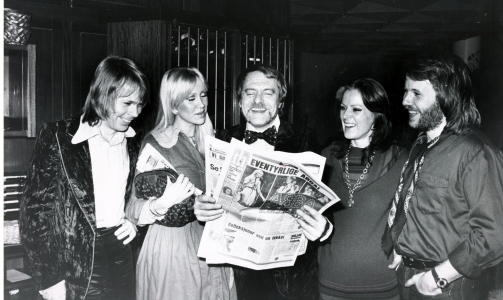 DEN GANG DA: Etter konserten med Abba i Chateau Neuf i 1975.  Manager Stig Anderson leser Dagbladets 
dom for f.v. Bj�rn Ulvaeus, Agnetha F�ltskog, Anni-Frid Lyngstad og Benny Andersson.  Foto:  Svein Boye Andersen/Dagbladet