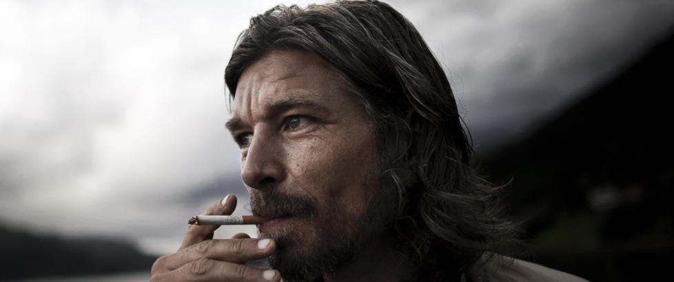 VIRKELIGHETSKONTRAKT: Karl Ove Knausg�rds bruk av reelle personer er f�rst og fremst et sp�rsm�l om etikk. Men n�r journalister krysser grensen mot fiksjon, er det mer enn etikk som st�r p� spill, skriver Jo Bech-Karlsen.
Foto: H�kon Eikesdal