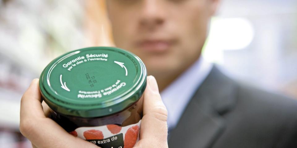 AVSL�R JUKSET: Seri�se mathandlere leser p� etiketten og sammenligner flere produkter f�r de kj�per en vare. Men er du sikker p� at du leser informasjonen riktig? Illustrasjonsfoto: www.colourbox.com