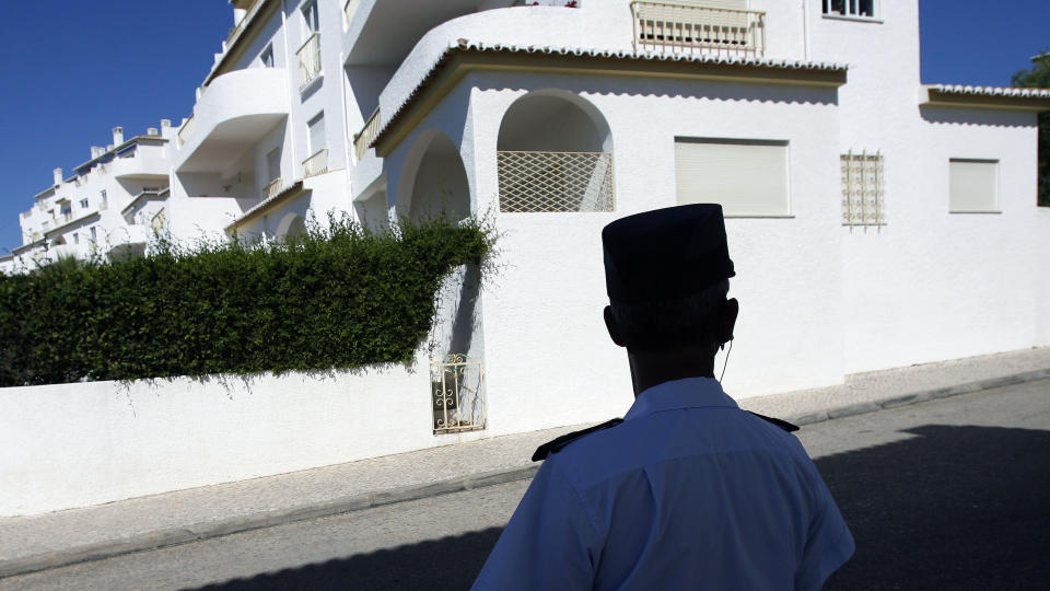 Ikke solgt: Fortsatt to �r etter leiligheten som Madeleine McCann forsvant fra ble lagt ut for salg, st�r den tom, uten noen ny kj�per. Foto: Paulo Duarte/AP Photo