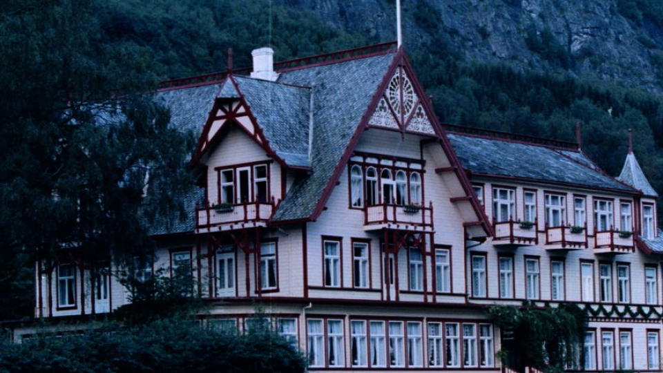 STRID OM TILBYGG: Materialers egenskaper, teknologi og h�ndverkstradisjoner er endret radikalt siden forrige �rhundre. Dermed blir nybygg med utskj�ringer i �sveitserstil� patetiske, todimensjonale i detaljeringen og fattige, mener kronikkforfatteren.Foto: Oddmund Lunde