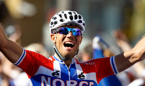GULLJUBELEN: Her g�r det opp for Thor Hushovd at han er verdensmester. Foto: Mark Gunter/AFP