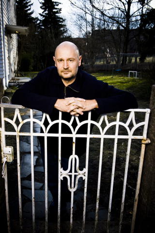 FURUBORD: Erlend Loe blogget at han var pinlig ber�rt av Ari Behn og mente prinsessegemalen burde ta seg en mediepause. Foto: H�kon Eikesdal
