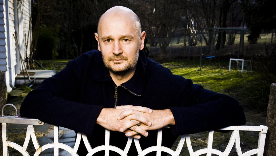 - GROTESK: - Det er jo en devaluering av den ene halvdelen av boka som helt grotesk, sier Erlend Loe om at hans nye bok har blitt anmeldt uten at anmelderen har sett illustrasjonene. 
Foto: H�kon Eikesdal/Dagbladet