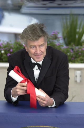 POPUL�R MANN:  Filmskaperen David Lynch er en av de mest spesielle og begavede personer innen moderne film. Her har han mottatt regiprisen for filmen �Mulholland Drive�. Foto: Tom Martinsen