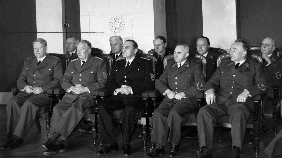 F�RERTING P� SLOTTET: Fra v. foran: Vidkun Quisling, A.V. Hagelin, Kjeld Stub Irgens, Ragnar S. Skancke, Tormod Hustad. Bak fra v: Sverre P. Riisn�s, Jonas Lie, Axel Stang, Johan A. Lippestad, Eivind Blehr. 
Foto: NTB Arkiv / Scanpix