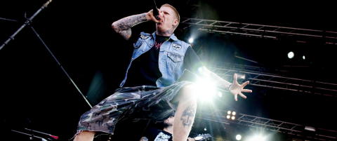 Knuste h�len da han hoppet fra scenen