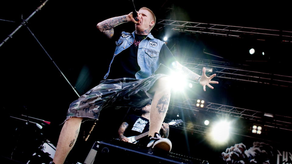 KNUSTE H�LEN: Purified in Blood-vokalist Hallgeir Skretting Enoksen hadde en uheldig episode nylig. Her fra en mer vellykket konsert under �rets �ya-festival. Foto Kyrre Lien / Scanpix