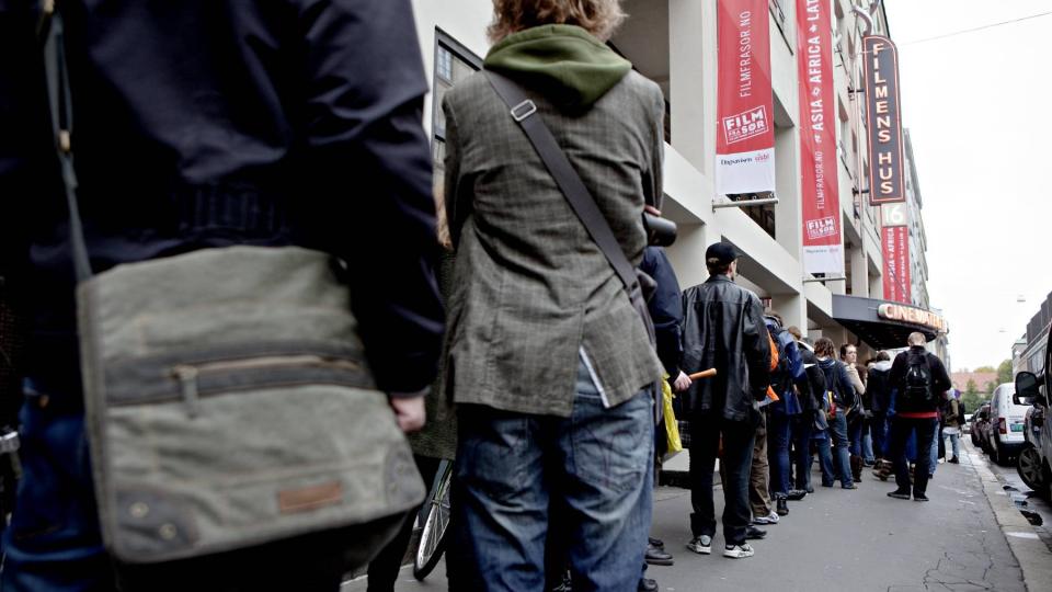 KAOS:  Over 500 mennesker var innom k�en ved Cinemateket i dag for � sikre seg billett til m�tet med David Lynch. De fleste m�tte g� skuffede hjem. Foto: Lars Eivind Bones