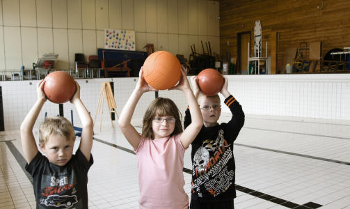  Robin (6) Rikke (8) og Rikard (8) ved Helland skole har aldri sett bassenget ved skolen fylt med vann. Det ble stengt i 2002 og vil i dag koste flere millioner om det skal gjen�pnes. FOTO: Erik Hattrem/Dagbladet