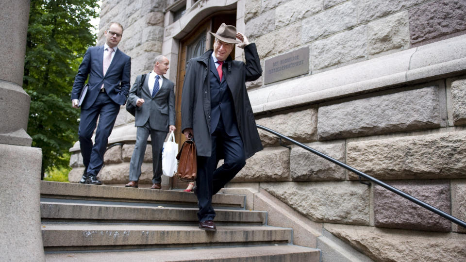  LEGGER FRAM BUDSJETTET N�: Her er finansminiser Sigbj�rn Johnsen (Ap) p� vei inn til Stortinget for � presentere neste �rs budsjett. Foto: �istein Norum Monsen/DAGBLADET.