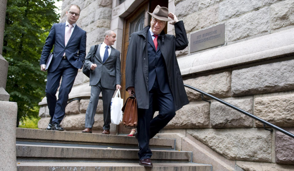 SIGBJ�RN DRAPER: Moteeksperter sammenligner finansminister Sigbj�rn Johnsen med trendikonet Don Draper. Kanskje han hadde en liten flaske med Canadian Club, Don Drapers favorittwhiskey, i veska da han var p� tur inn for � legge frem statsbudsjettet? Foto: �istein Norum Monsen/DAGBLADET.