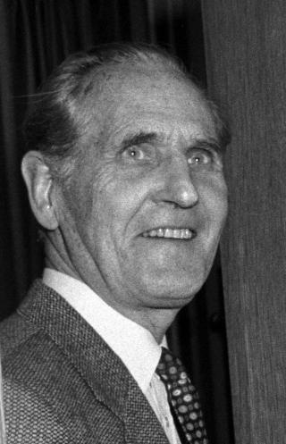 LEDET AVHØRET: Politiinspektør Ørnulf Tofte ved Overvåkingssentralen ledet det aller første avhøret av Arne Treholt. Treholt har siden skrevet at Tofte jaget ham som et dyr, mens Tofte mener Treholt ble spesielt godt behandlet.
FOTO: Bjørn Sigurdsøn / SCANPIXFOTO: Bjørn Sigurdsøn / SCANPIX LEDET AVHØRET: Politiinspektør Ørnulf Tofte ved Overvåkingssentralen ledet det aller første avhøret av Arne Treholt. Treholt har siden skrevet at Tofte jaget ham som et dyr, mens Tofte mener Treholt ble spesielt godt behandlet.
FOTO: Bjørn Sigurdsøn / SCANPIXFOTO: Bjørn Sigurdsøn / SCANPIX