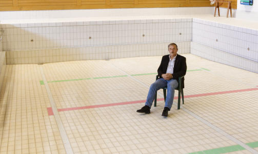 TOMT: �yvind Uren (AP) Ordf�rer i Vestnes kommune sitter p� bunnen av Myra varmtvannsbasseng. FOTO:Erik Hattrem/Dagbladet