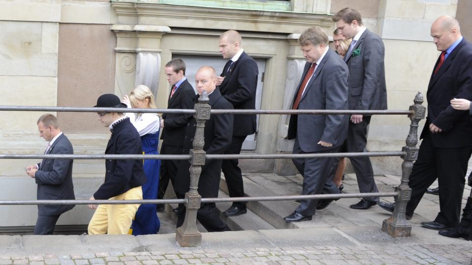 GIKK I PROTEST:
Riksdagsrepresentanter for Sverigedemokraterna forlater Storkyrkans gudstjeneste f�r Riksdagens �pning tirsdag fordi biskopen  i sin preken talte om rasisme fremmedfiendtlighet. Partiets leder Jimmie �kesson i folkedrakt med gule bukser.
Foto: ANDERS WIKLUND/SCANPIX