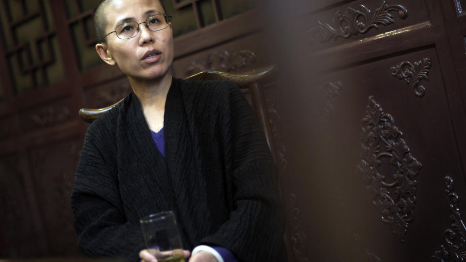 H�PEFULL: Lu Xia, kona til den fengslede kinesiske dissidenten Liu Xiaobo, sier hun h�per ektemannen f�r Nobels fredspris. Hun sier st�tten og oppmerksomheten gir h�p for Kina. Foto: AP Photo/Andy Wong/SCANPIX