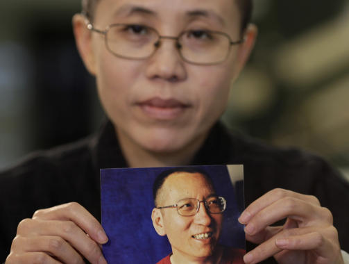 EN GANG I M�NEDEN: Liu Xia holder et bilde av ektemannen. En gang i m�neden f�r hun bes�ke ham i fengsel. Foto: REUTERS/Petar Kujundzic/SCANPIX