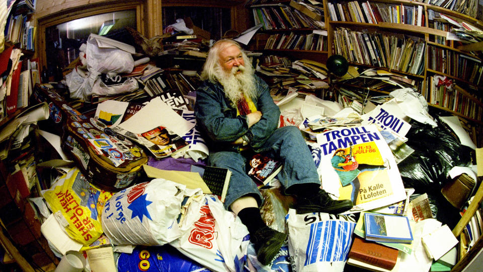 P� KONTORET SITT: Jack Berntsen viste Dagblad-fotograf Lars Eivind Bones rundt p� kontoret sitt da han var p� bes�k i 1997. I g�r d�de den folkekj�re trubaduren. Foto: LARS EIVIND BONES/DAGBLADET