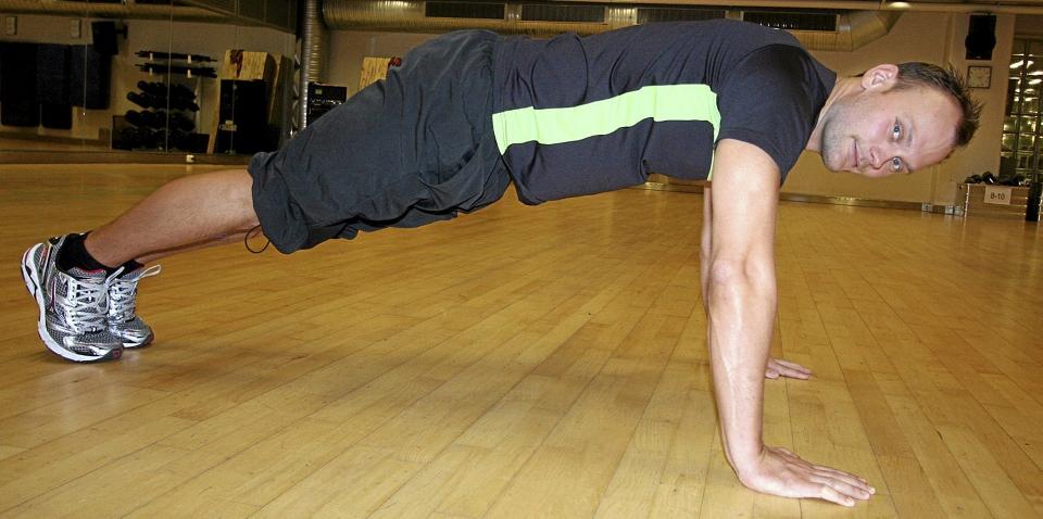 ARMHEVINGER: Erlend Vada, personlig trener p� Elixia, viser hvordan du tar push ups, eller armhevinger. Foto: Anders Rasch