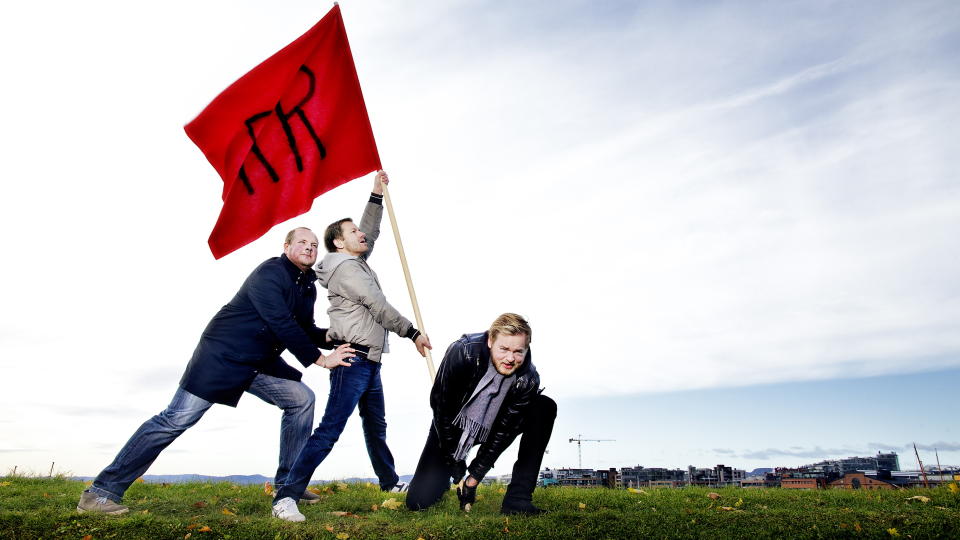 F�R SKRYT I EGEN BOK:  Steinar Sagen, Tore Sagen og Bjarte Tj�stheim i Radioresepsjonen har v�rt s� morsomme at Bj�rn Eidsv�g har holdt p� � kj�re av veien. Foto: Lars Myhren Holand