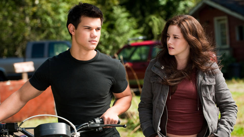 POPUL�RE: Twilight har blitt et fenomen, b�de innen litteratur og film. Her er skuespillerne Taylor Lautner (Jacob) og Kristin Stewart (Bella) i en scene fra filmen �Eclipse�. Foto: FILMWEB