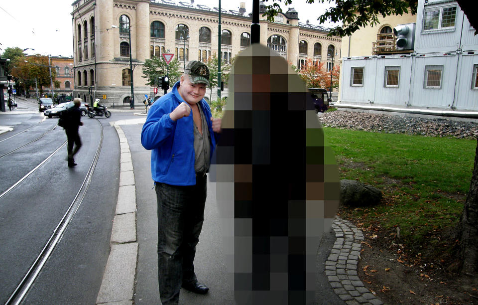 I NORGE: Her poserer r�mlingen �R�de Tarzan� like ved Slottsparken i Oslo 20. september sammen med en ukjent person. Seinere meldte han seg med en skarpladd pistol i vakta til Politiets Utlendingsenhet. Foto: PRIVAT