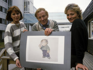 Unnskyld at jeg sp�r: Programserien Unnskyld at jeg sp�r var suksess for NRK. Programlederne f.v. Kari Stor�kre, Franz Saksvik og Toppen Bech i april 1984, med programmaskoten. FOTO: Bj�rn Sigurds�n