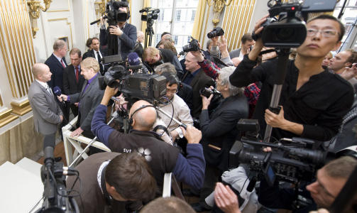 POPUL�R: Svenska Akademiens sekret�r Peter Englund var en popul�r mann under pressekonferansen tidligere i dag. Her er han avbildet like etter at �rets nobelprisvinner i litteratur ble annonsert. Foto: SCANPIX