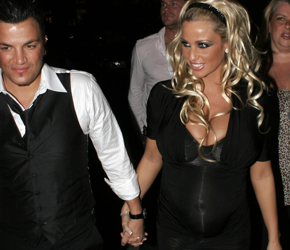 LYKKELIGERE TIDER: Peter Andre og Jordan var gift i tre �r, og hadde sitt eget realityshow. N� skal de krangle s� busta fyker i retten. Foto: Stella Pictures
