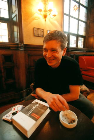 SENSASJON:  Karl Ove Knausg�rd (29) gliser etter � ha blitt kalt en sensasjon i Dagbladet i 1998. Foto: ODDMUND LUNDE