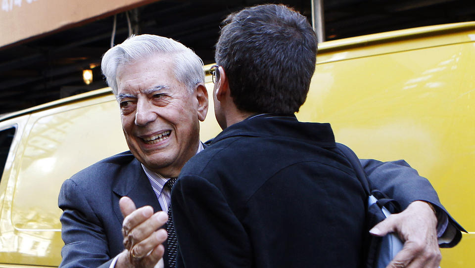 GLAD VINNER: Mario Vargas Llosa klemmer en venn f�r pressekonferansen i New York, like etter at han fikk vite at han f�r �rets nobelpris i litteratur. Foto: SCANPIX /REUTERS/Shannon Stapleton