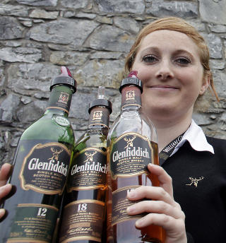 NORSK: Jana Jacobsen fra F�r�yene og snakker norsk til glede for mange norske som bes�ker Glenfiddich og som ikke er velbefarne i engelsk med skotsk dialekt.