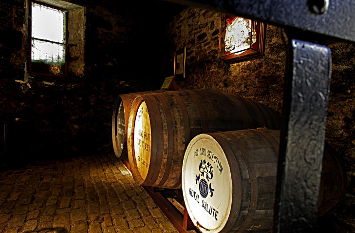 SALLUTERT: Vellagret og dyr er whiskyen p� disse t�nnene.