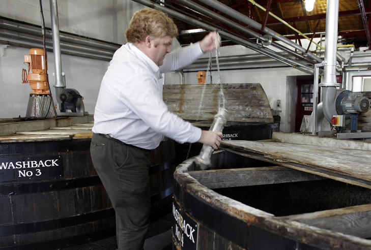 �L: Ian Logan henter opp en smakspr�ve av alkoholen som skal destilleres og bli til whisky.