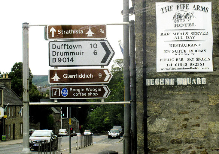 KEITH:  F�l�g skiltene og du finner alltid et destilleri langs The Whisky Trail.