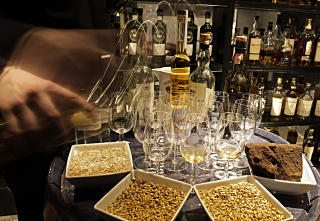 I BAREN: Whiskysmaking i baren p� Hotel Malmaison i Aberdeen. Her har de eksperter og et utvalg whiskysorter du skal lete lenge etter. Legg merke til glassene.