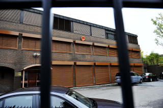 TILBAKETRUKKET: Den kinesiske ambassaden bak h�ye gjerder og lukkede vinduer. Ambassaden ligger p� Vinderen i Oslo. 
Foto: Jon Terje Hellgren Hansen / Dagbladet