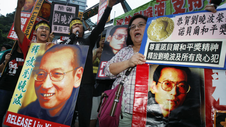 NOBELPRISVINNEREN: Kinesere i Hong Kong krevde fredsprisvinner Liu Xiaobos l�slatelse etter tildelingen fredag. Foto: Reuters/Scanpix