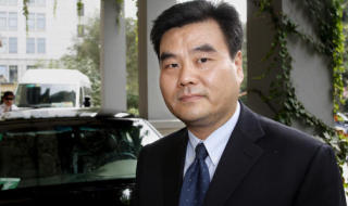 ADVARTE: Cui Hongjian, ved den offisielle tenketanken CIIS, gjorde seg bemerket allerede under St�res bes�k i Beijing for en dr�y m�ned siden. Da ba han Norge slutte med Nobels fredspris. Foto: Kristoffer Egeberg